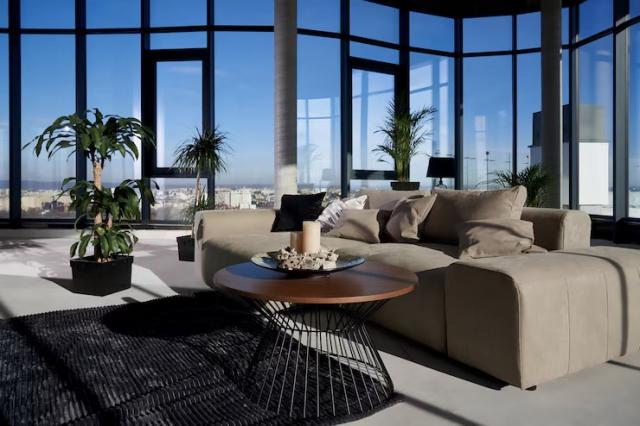 Why Should UK Hotels Invest in Switchable Glass Technology?